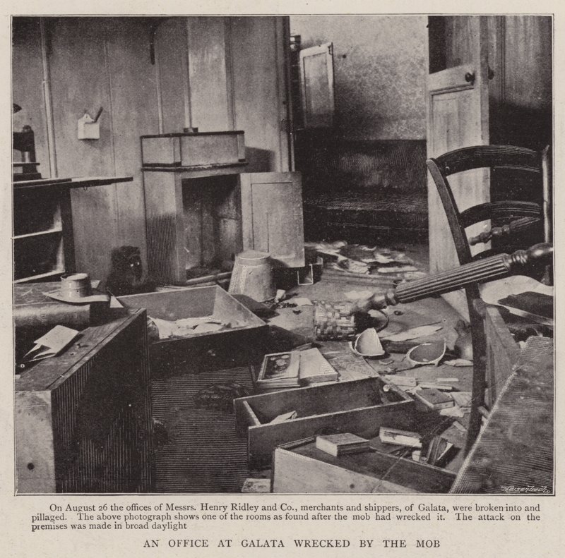 Ein Büro in Galata, das vom Mob zerstört wurde von English Photographer