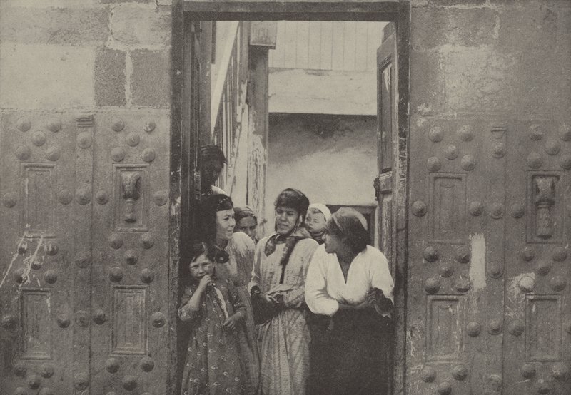 Alte Steintüren, Tiberias, eine Stadt am See Genezareth, in deren Nähe unser Erlöser? von English Photographer