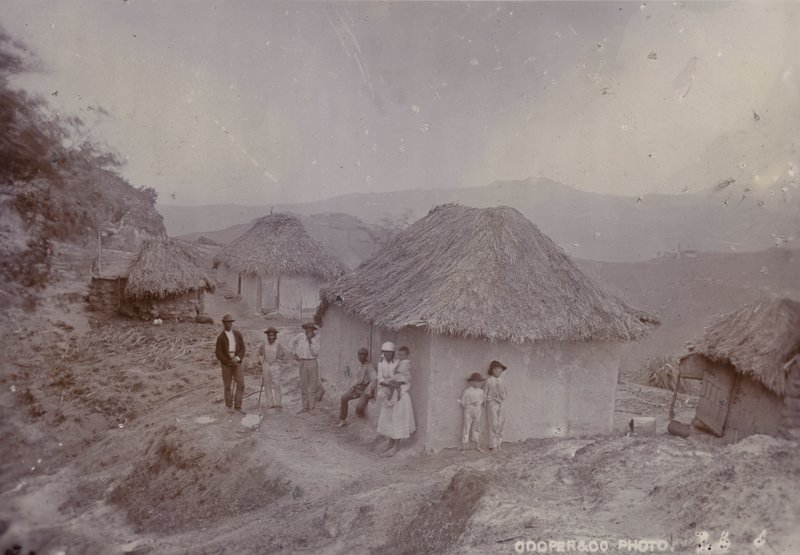 Barbadisches Dorf auf einem Hügel, 1880 von English Photographer