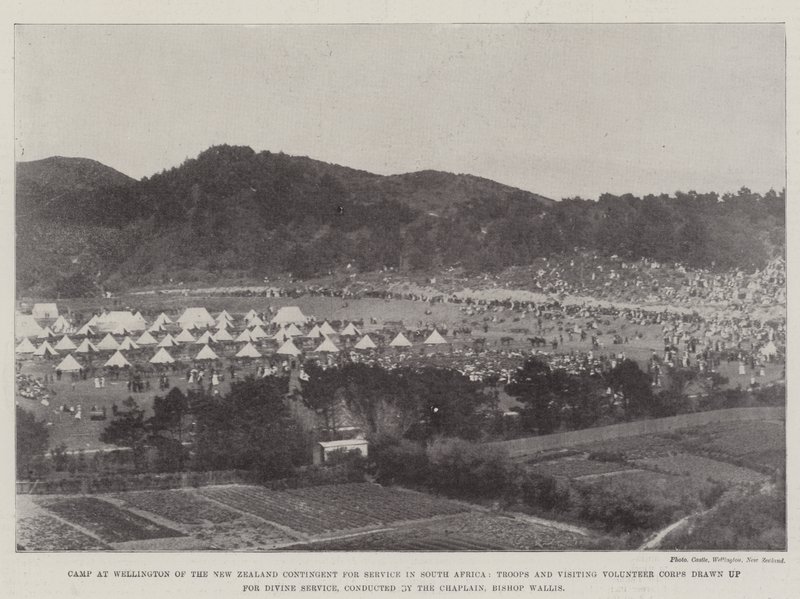 Lager in Wellington des neuseeländischen Kontingents für den Dienst in Südafrika, Truppen und besuchende Freiwilligenkorps aufgestellt zum Gottesdienst, durchgeführt vom Kaplan, Bischof Wallis von English Photographer
