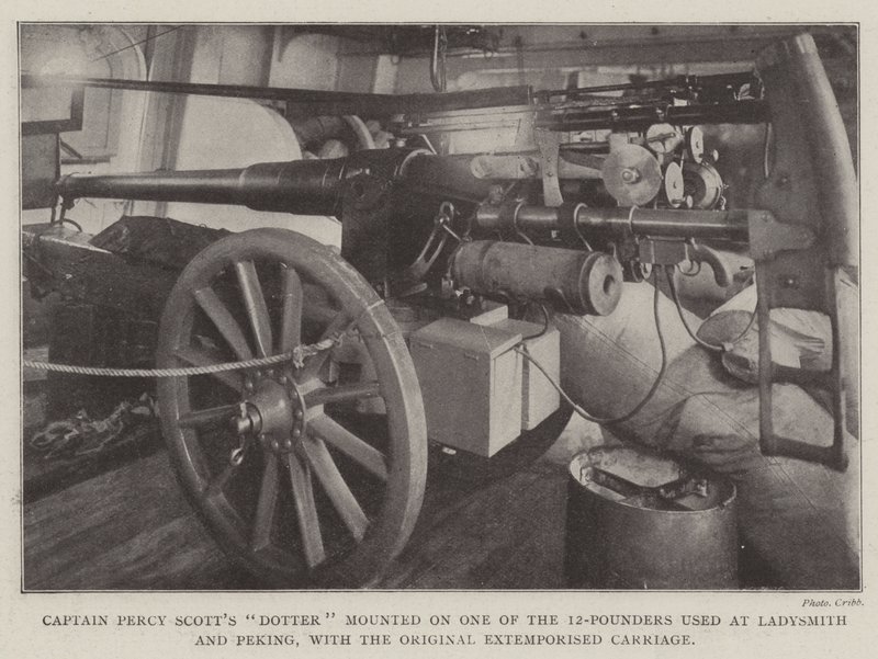 Kapitän Percy Scotts Tochter auf einem der 12-Pfünder, die in Ladysmith und Peking verwendet wurden, mit dem ursprünglichen improvisierten Wagen von English Photographer