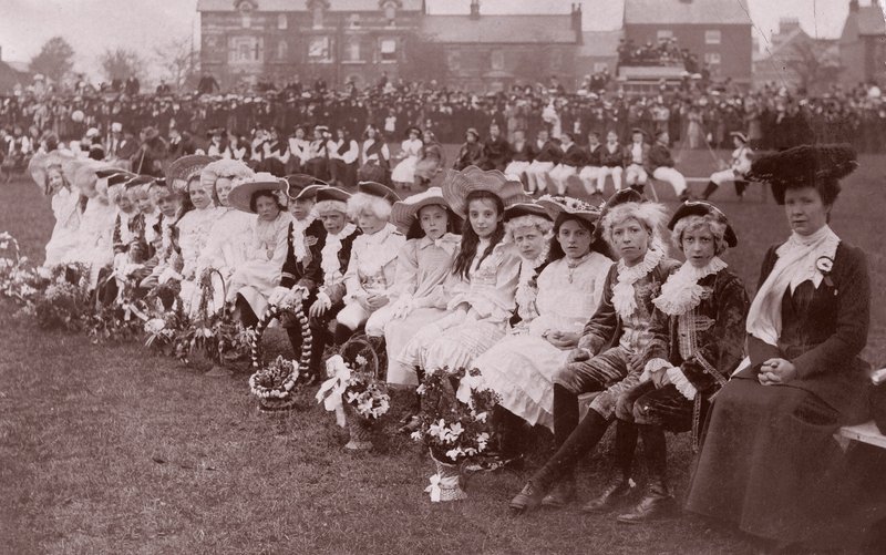 Kinder in Kostümen bei einem Kostümwettbewerb, ca. 1910 von English Photographer
