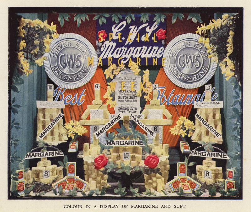 Farbe in einer Margarine- und Schmalzauslage von English Photographer