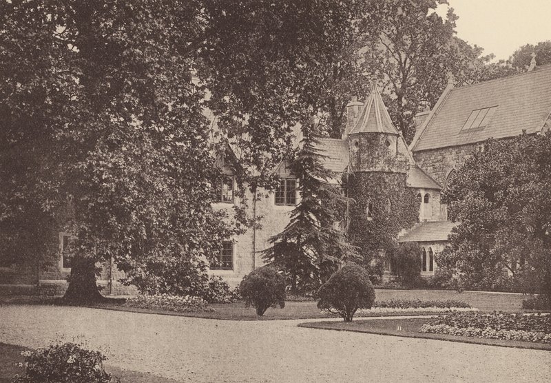 Kloster des Heiligen Herzens, Roehampton: Ostende der Terrasse und Rückzugshaus (s/w Foto) von English Photographer