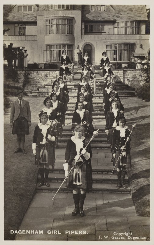 Dagenham Girl Pipers, Essex von English Photographer