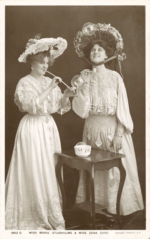 Englische Bühnenschauspielerinnen und Sängerinnen, Zena Dare und Marie Studholme von English Photographer
