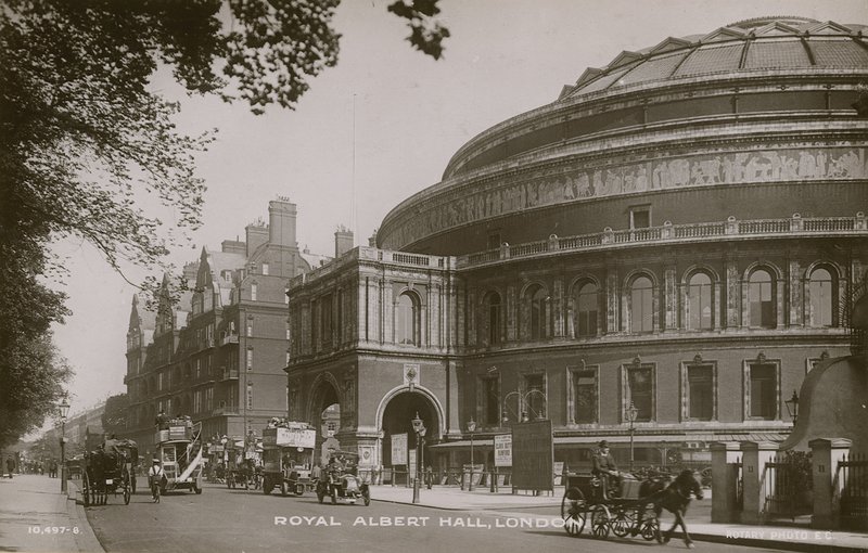 Gesamtansicht der Royal Albert Hall von English Photographer