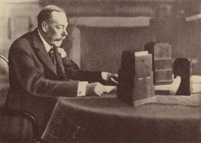 George V. sendet seine Weihnachtsbotschaft an das Britische Commonwealth und Empire von English Photographer