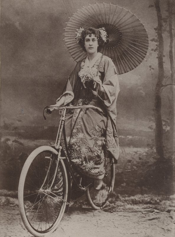 Mädchen auf Fahrrad, gekleidet im japanischen Stil von English Photographer