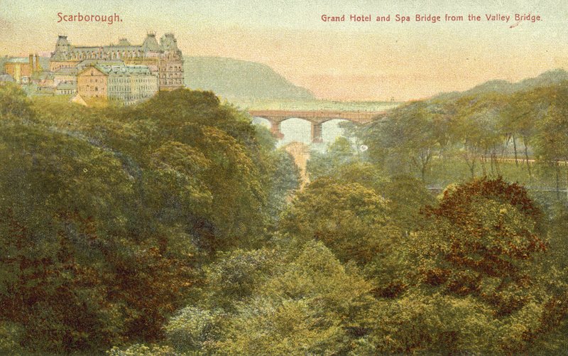 Grand Hotel und Brücke, Scarborough von English Photographer