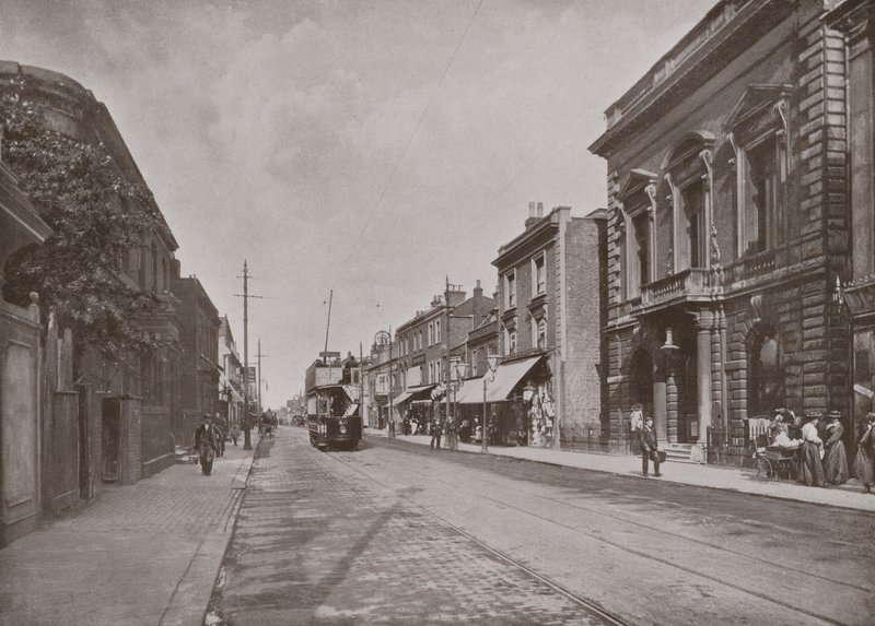 High Street, Hounslow, mit den Gemeindebüros auf der rechten Seite von English Photographer