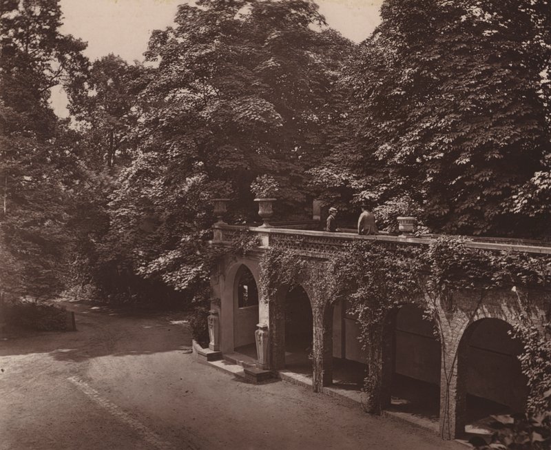 Holland House, London: Terrasse über Kolonnade, Südseite von English Photographer