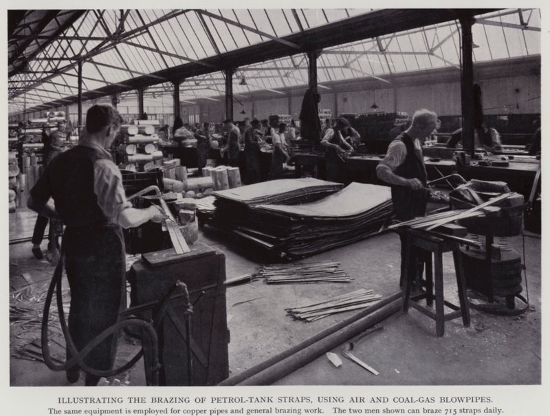 Veranschaulichung des Lötens von Benzintankriemen mit Luft- und Kohlegasbrennern von English Photographer
