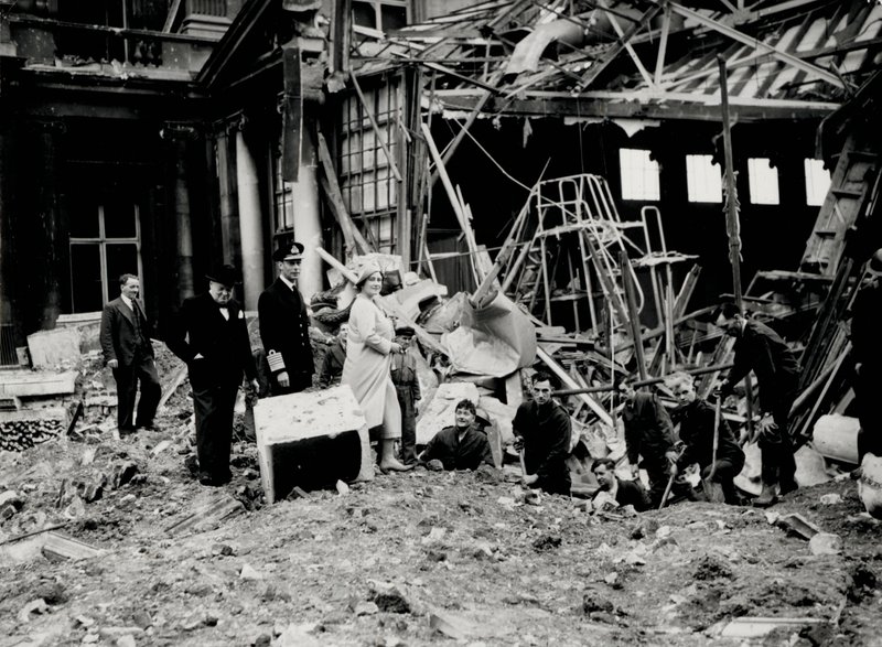 König George VI und Königin Elizabeth zusammen mit Winston Churchill, begutachten Bombenschäden, vermutlich am Buckingham Palace von English Photographer