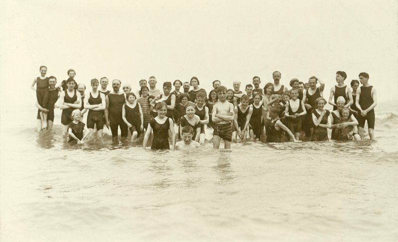 Große Gruppe von Schwimmern im Wasser stehend (s/w Foto) von English Photographer