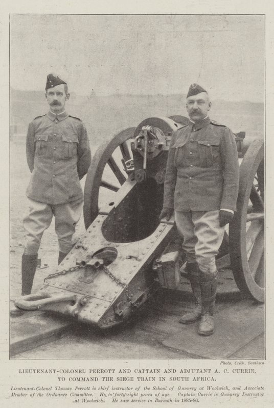 Oberstleutnant Perrott und Hauptmann und Adjutant A C Currie, Kommandanten des Belagerungsgeschützes in Südafrika von English Photographer