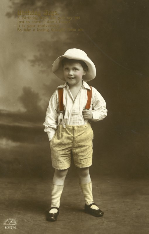 Kleiner Junge in roten Hosenträgern von English Photographer