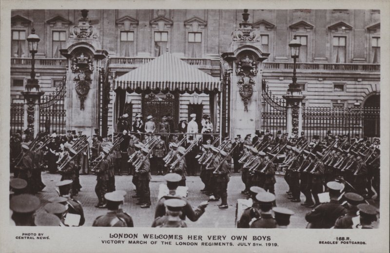 London begrüßt ihre eigenen Jungs, Siegesmarsch der Londoner Regimenter, 5. Juli 1919 von English Photographer