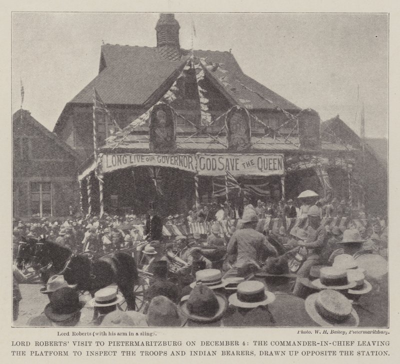Lord Roberts Besuch in Pietermaritzburg am 4. Dezember, der Oberbefehlshaber verlässt die Plattform, um die Truppen und indischen Träger zu inspizieren, die gegenüber dem Bahnhof aufgestellt sind von English Photographer