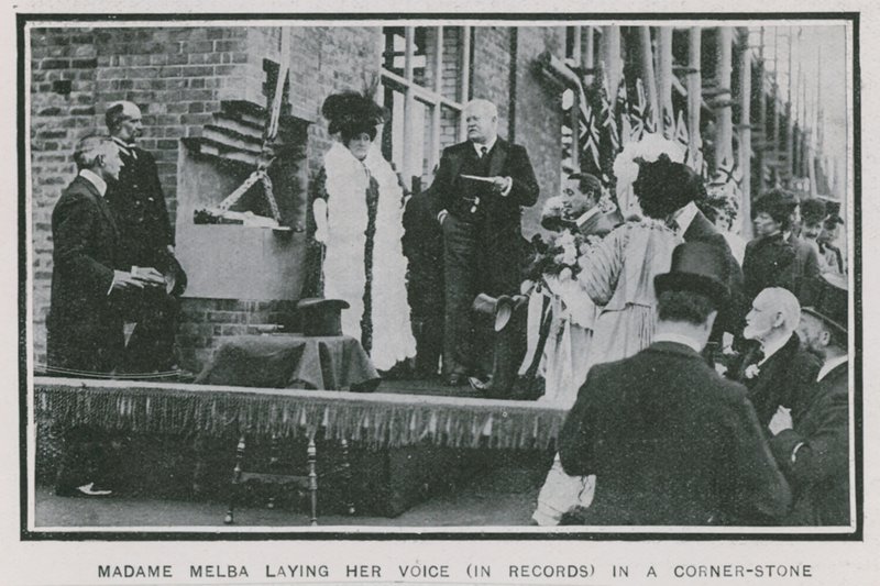 Madame Melba nimmt ihre Stimme auf einer Grundsteinplatte auf von English Photographer