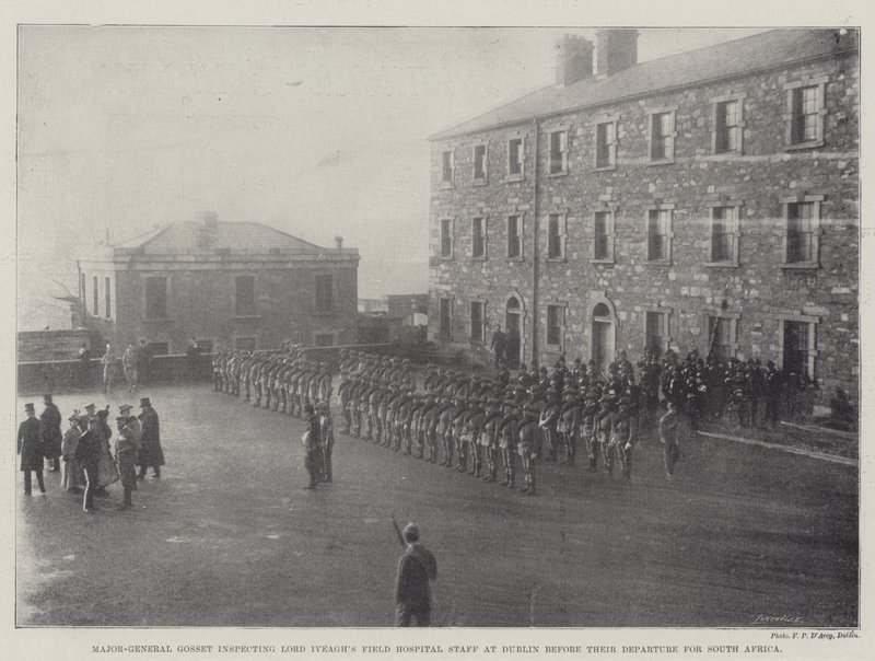 Generalmajor Gosset inspiziert das Feldhospitalpersonal von Lord Iveagh in Dublin vor ihrer Abreise nach Südafrika von English Photographer