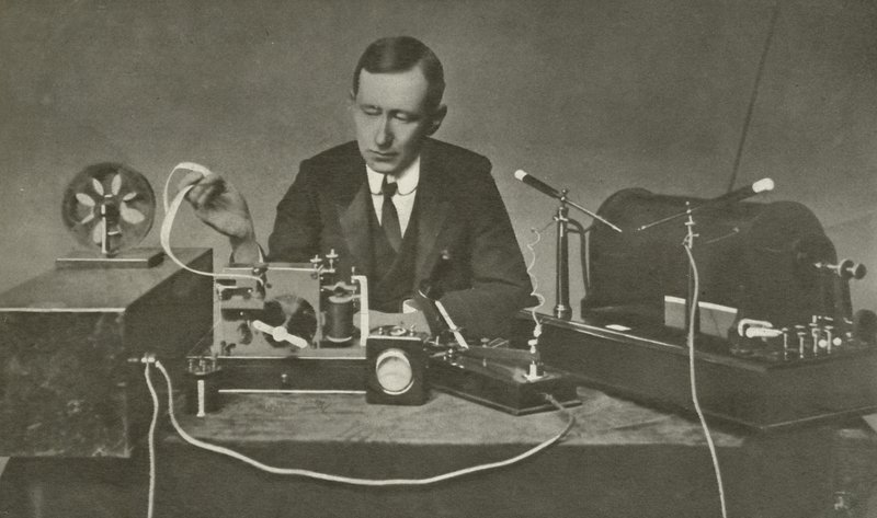 Marconi mit einem frühen drahtlosen Apparat von English Photographer
