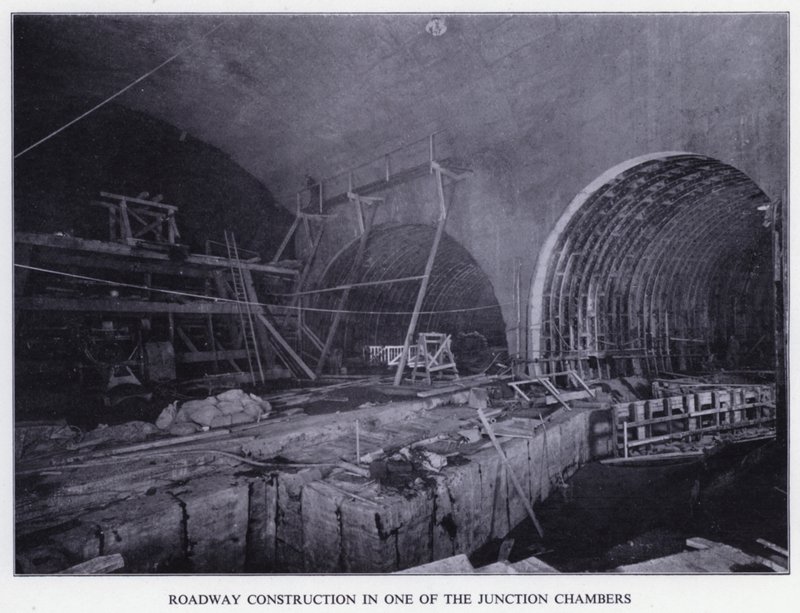 Mersey-Tunnel: Straßenbau in einer der Verzweigungskammern von English Photographer