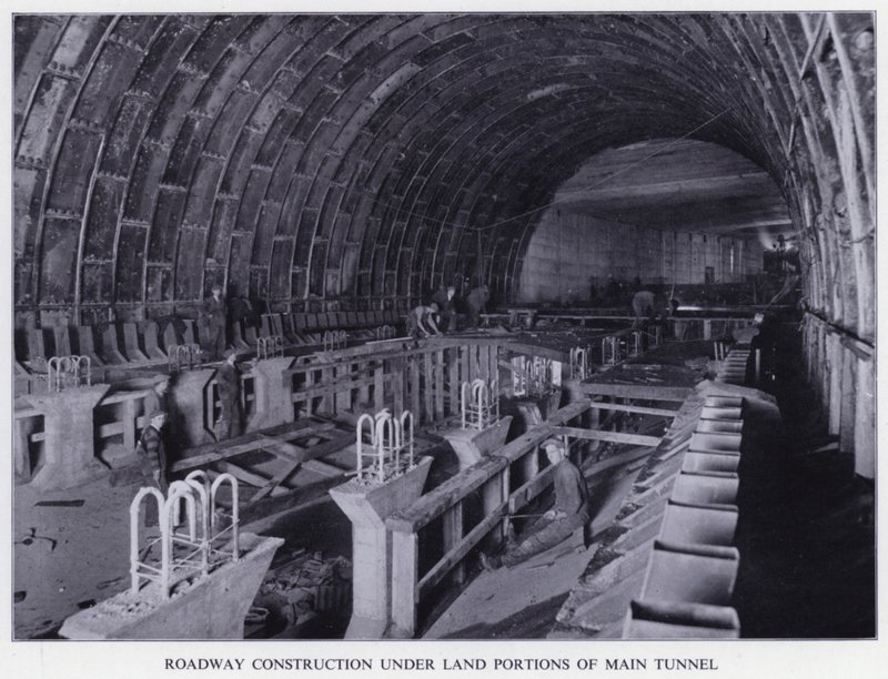 Mersey-Tunnel: Straßenbau unter Landabschnitten des Haupttunnels von English Photographer
