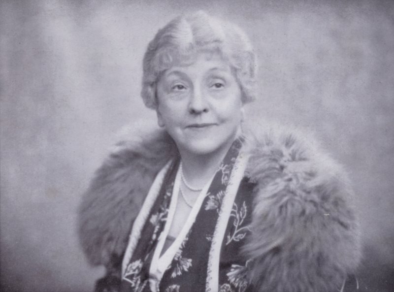 Mrs. Laura Henderson, Besitzerin des Windmill Theatre, Piccadilly, London von English Photographer