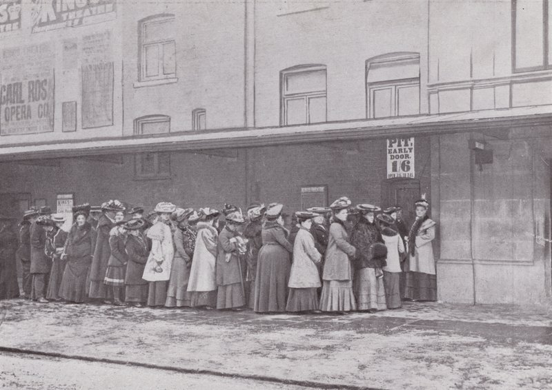 Vor der Grubentür des Kings Theatre, Hammersmith von English Photographer