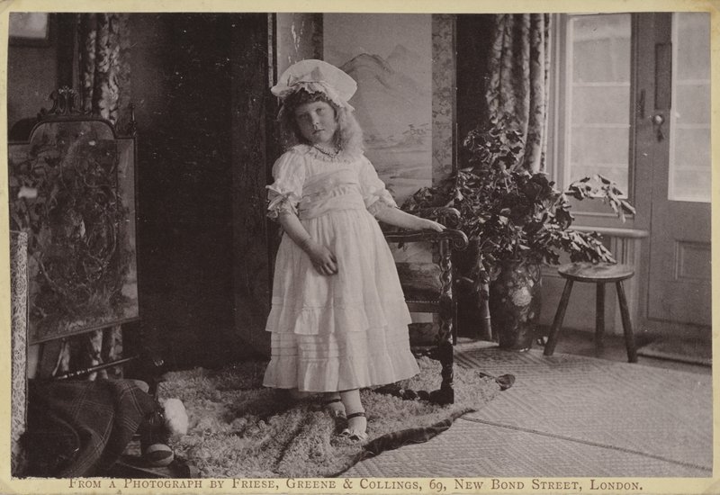 Fotografie eines jungen Mädchens von English Photographer