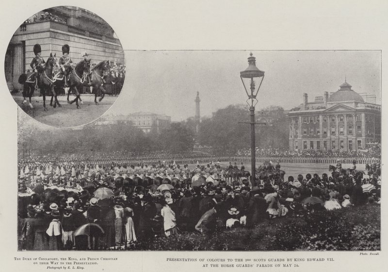 Übergabe der Farben an die 3. Scots Guards durch König Edward VII. bei der Horse Guards Parade am 24. Mai von English Photographer