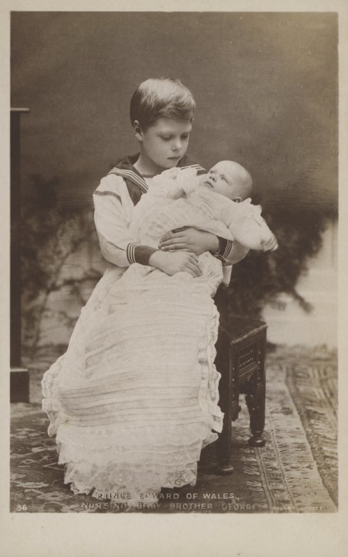 Prinz Edward von Wales, der seinen kleinen Bruder George pflegt (s/w Foto) von English Photographer