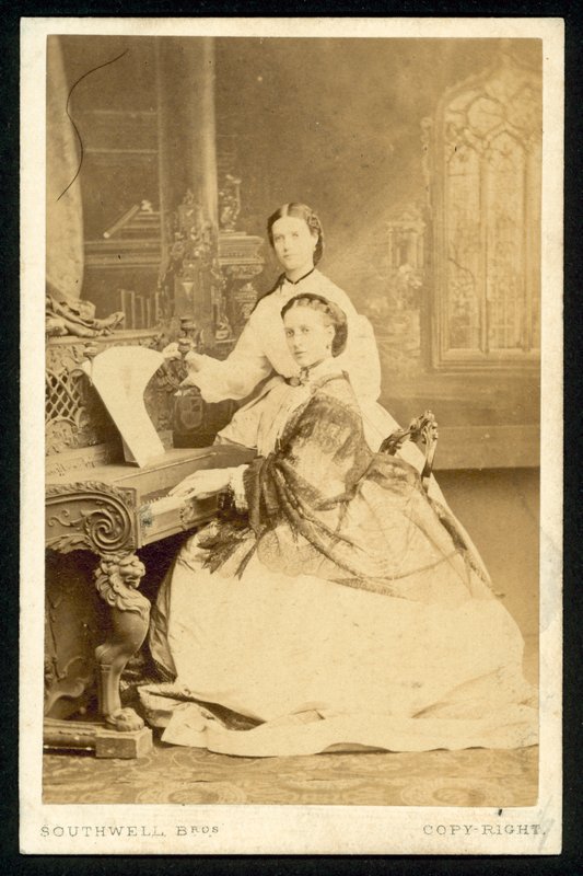 Prinzessin Alexandra und Prinzessin Dagmar von English Photographer