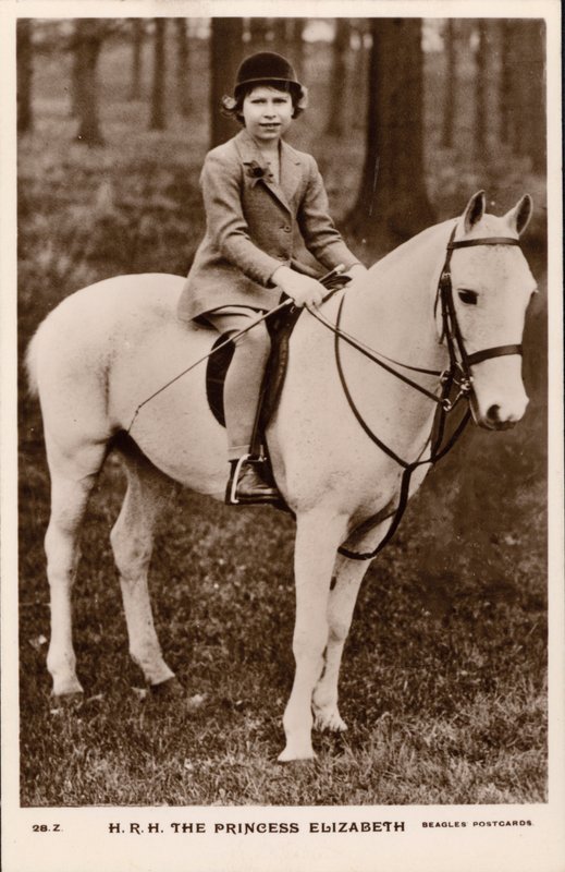 Prinzessin Elizabeth (später Königin Elizabeth II.) reitet auf einem weißen Pony von English Photographer