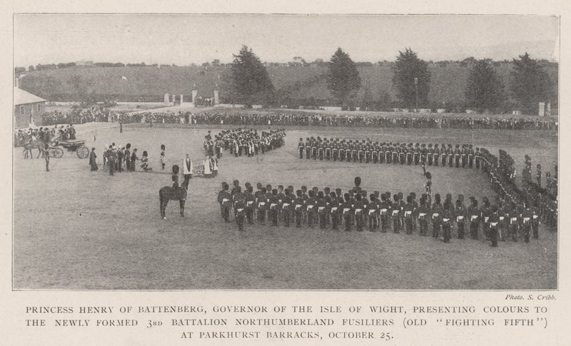 Prinzessin Henry von Battenberg, Gouverneurin der Isle of Wight, überreicht Farben an das neu gegründete 3. Bataillon Northumberland Fusiliers (Old Fighting Fifth) in den Parkhurst Barracks, 25. Oktober von English Photographer