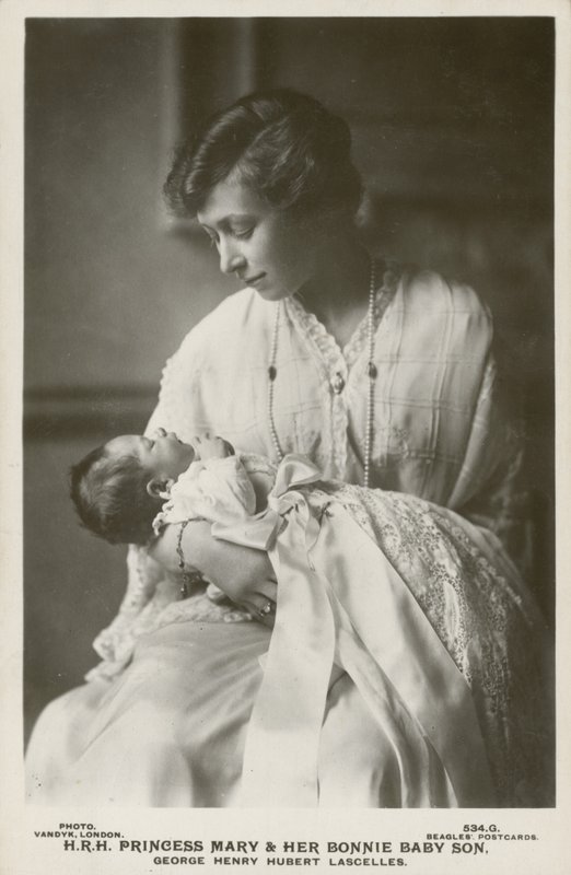Prinzessin Mary, Viscountess Lascelles, mit ihrem ältesten Sohn George von English Photographer