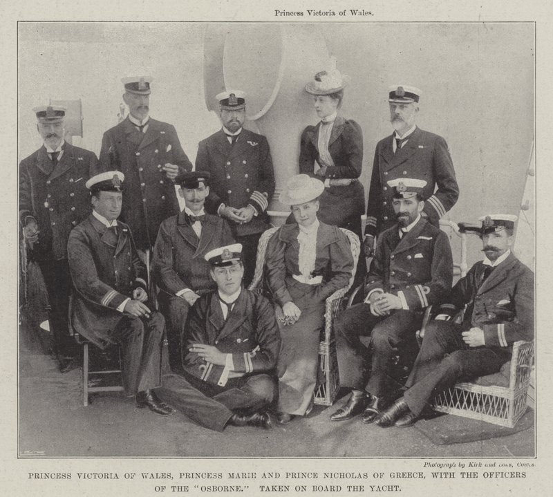 Prinzessin Victoria von Wales, Prinzessin Marie und Prinz Nikolaus von Griechenland mit den Offizieren der Osborne, an Bord der Yacht aufgenommen von English Photographer
