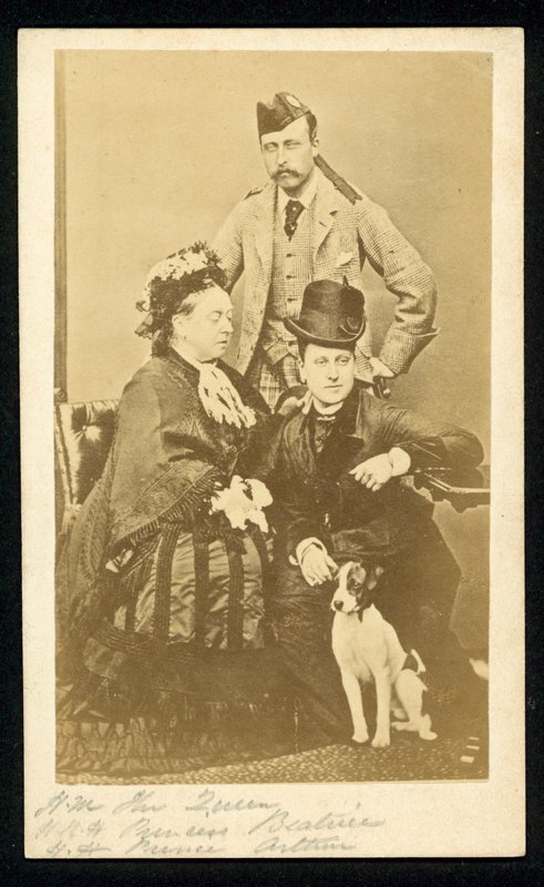 Königin Victoria, Prinzessin Beatrice und Prinz Arthur von English Photographer