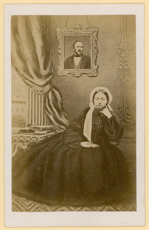 Königin Victoria als Witwe mit einem Porträt des Prinzgemahls hinter ihr von English Photographer