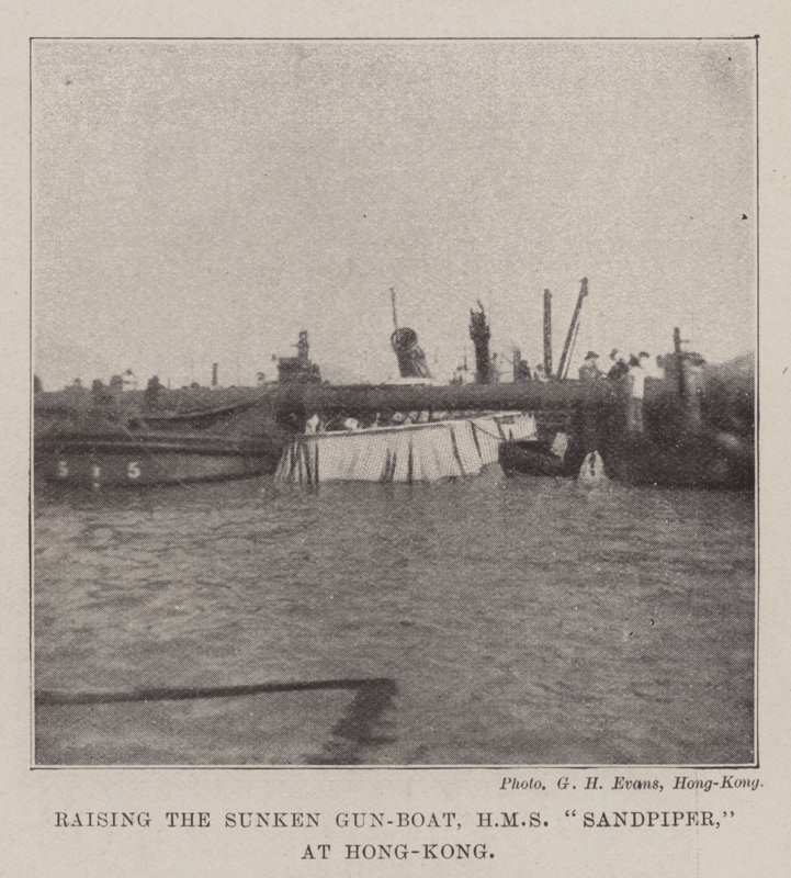 Bergung des gesunkenen Kanonenbootes HMS Sandpiper in Hongkong von English Photographer