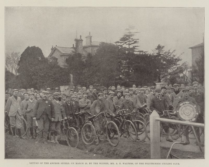 Rückgabe des Anker-Schildes am 23. März durch den Gewinner, Mr. A. E. Walters vom Polytechnic Cycling Club von English Photographer