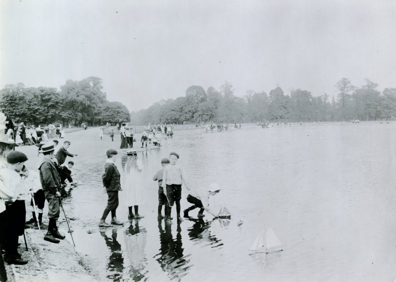 Round Pond, Kensington Gardens von English Photographer