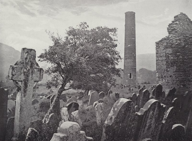 Rundturm, St Kevins Kreuz und Küche, Glendalough von English Photographer