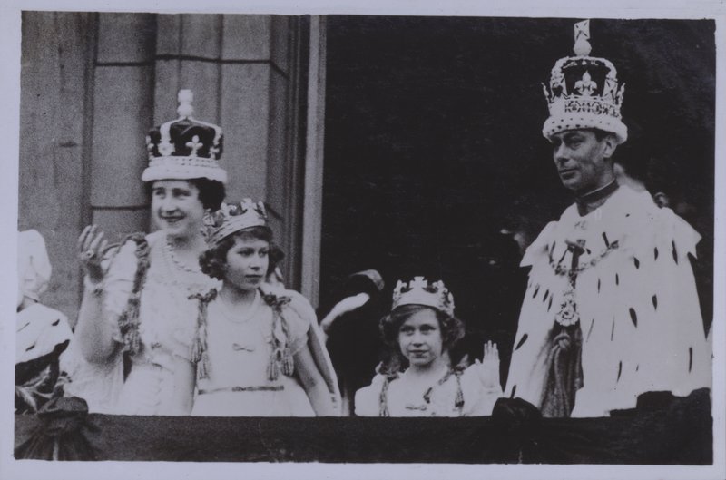 Königliche Familie nach der Krönung von König George VI von English Photographer