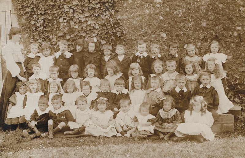 Schulkinder, Norfolk, frühes 20. Jahrhundert von English Photographer