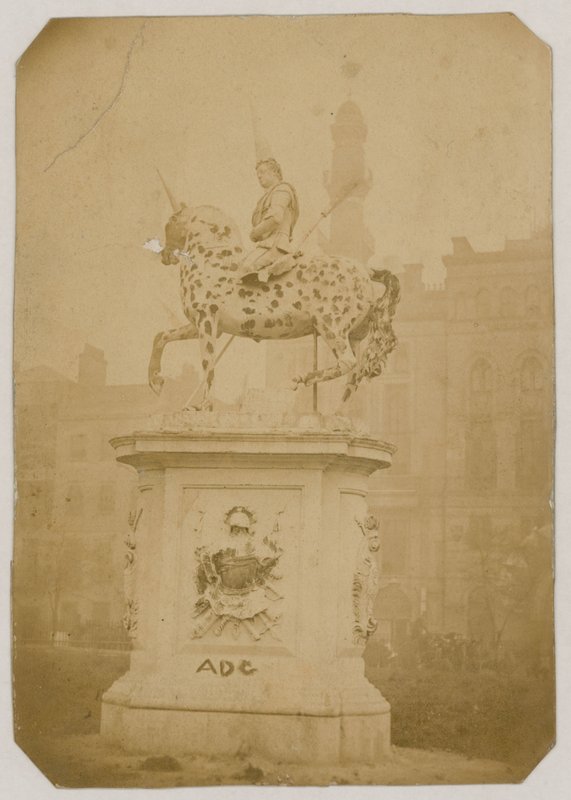 Statue von König George I, Leicester Square, London; Fotografie von 1866 von English Photographer