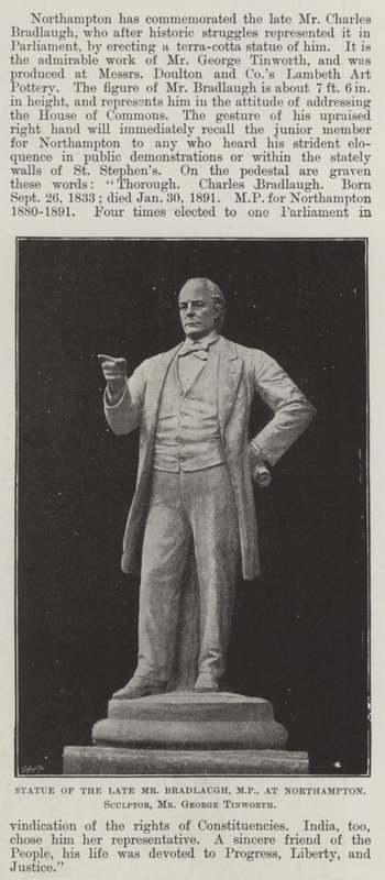 Statue des verstorbenen Mr. Bradlaugh, MP, in Northampton, Bildhauer: Mr. George Tinworth von English Photographer