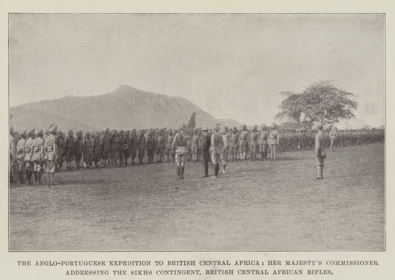 Die anglo-portugiesische Expedition nach Britisch-Zentralafrika, Ihre Majestät Kommissar spricht zur Sikh-Kontingent, Britisch-Zentralafrikanische Gewehre von English Photographer