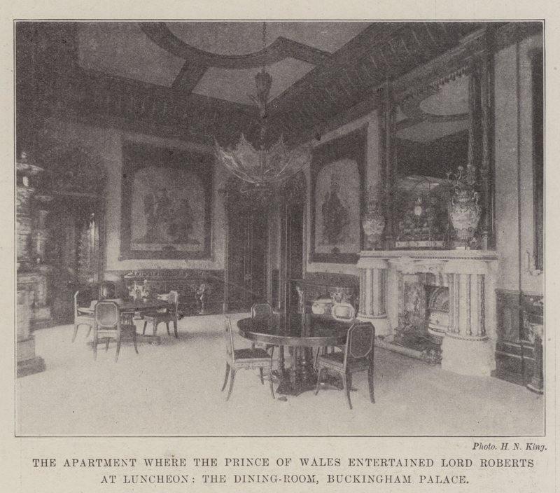 Das Zimmer, in dem der Prinz von Wales Lord Roberts zum Mittagessen empfing, das Esszimmer, Buckingham Palace von English Photographer